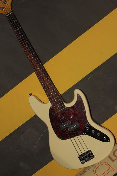 Baixo 4cordas Fender Jazz Bass Chines com case